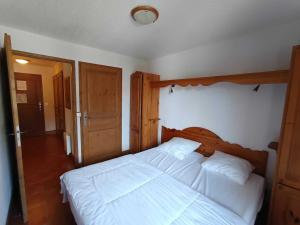 Ένα ή περισσότερα κρεβάτια σε δωμάτιο στο Appartement lumineux sud avec terrasse, garage couvert, accès direct piste - FR-1-445-230