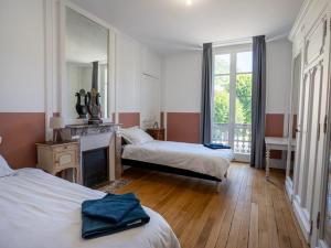 Ένα ή περισσότερα κρεβάτια σε δωμάτιο στο Grande demeure avec piscine couverte et parking pour 15 personnes - FR-1-858-4