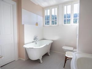 Ένα μπάνιο στο Grande demeure avec piscine couverte et parking pour 15 personnes - FR-1-858-4 +27 φωτογραφίες