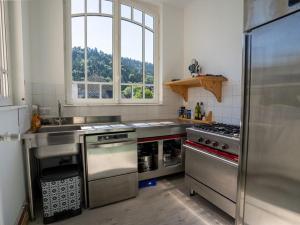 Η κουζίνα ή μικρή κουζίνα στο Grande demeure avec piscine couverte et parking pour 15 personnes - FR-1-858-4