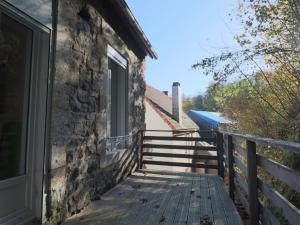 eine Treppe, die zu einem Gebäude mit Fenster führt in der Unterkunft Grande maison jusqu'à 8 personnes à La Bourboule - FR-1-858-6 in La Bourboule