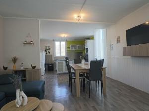 ein Wohnzimmer und eine Küche mit einem Tisch und Stühlen in der Unterkunft Maison 3* cosy au centre de La Bourboule pour 6 pers. - FR-1-858-13 in La Bourboule