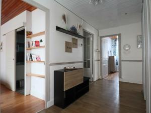 ein Wohnzimmer mit weißen Wänden und einem schwarzen Tisch in der Unterkunft Maison 3* cosy au centre de La Bourboule pour 6 pers. - FR-1-858-13 in La Bourboule + 13 Fotos