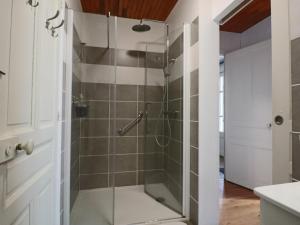 eine Dusche mit Glastür im Badezimmer in der Unterkunft Maison 3* cosy au centre de La Bourboule pour 6 pers. - FR-1-858-13 in La Bourboule