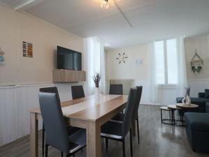 ein Esszimmer mit einem Holztisch und Stühlen in der Unterkunft Maison 3* cosy au centre de La Bourboule pour 6 pers. - FR-1-858-13 in La Bourboule
