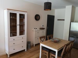 une cuisine avec une table et une salle à manger dans l'établissement Appartement 2 pièces avec jardin et parking, proche Thermes et ski - FR-1-858-18, à Mont-Dore 5 autres photos