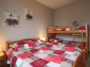 ein Schlafzimmer mit einem Bett und Etagenbetten in der Unterkunft Appartement 3* pour 6 pers, calme, proche thermes - FR-1-858-30 in La Bourboule