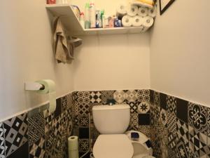 ein Badezimmer mit einer weißen Toilette in einem Zimmer in der Unterkunft Appartement 3* pour 6 pers, calme, proche thermes - FR-1-858-30 in La Bourboule