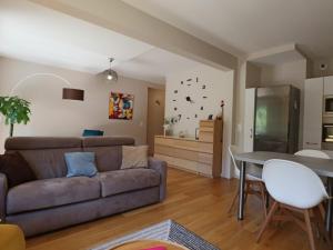 un salon avec un canapé et une table dans l'établissement Appartement chaleureux 6 pers avec terrasse au Mont-Dore - FR-1-858-31, à Mont-Dore