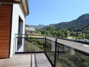 un balcon avec vue sur les montagnes dans l'établissement Appartement chaleureux 6 pers avec terrasse au Mont-Dore - FR-1-858-31, à Mont-Dore