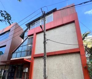 Budova, kde se chata nachází