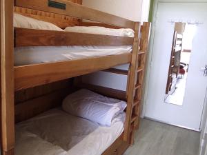 quelques lits superposés dans une chambre dans l'établissement Studio 4 pers au cœur de Super Besse, proche pistes - FR-1-814-171, à Super-Besse