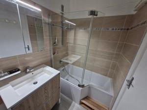 une salle de bain avec une douche, un lavabo et une baignoire dans l'établissement Studio 4 pers au cœur de Super Besse, proche pistes - FR-1-814-171, à Super-Besse