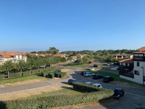 eine Stadtstraße mit auf einem Parkplatz geparkten Autos in der Unterkunft Appartement T2 à Vieux-Boucau, 4 pers, parking inclus - FR-1-857-14 in Vieux-Boucau-les-Bains