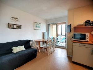 ein Wohnzimmer mit Sofa und Tisch in der Unterkunft Appartement T2 à Vieux-Boucau, 4 pers, parking inclus - FR-1-857-14 in Vieux-Boucau-les-Bains