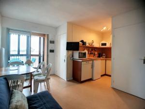 ein Wohnzimmer mit einem Tisch und eine Küche mit einem Esszimmer in der Unterkunft Appartement T2 à Vieux-Boucau, 4 pers, parking inclus - FR-1-857-14 in Vieux-Boucau-les-Bains