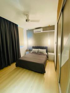 ein Schlafzimmer mit einem großen Bett in einem Zimmer in der Unterkunft Majestic Manhattan Suites ITCC in Penampang