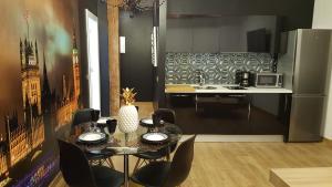 A kitchen or kitchenette at Apartamentos Art Suite Santander