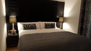 A bed or beds in a room at Apartamentos Art Suite Santander
