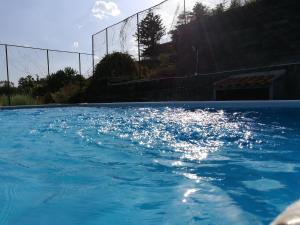 a pool of blue water on a tennis court at B&B Villa Dagala in Santa Venerina