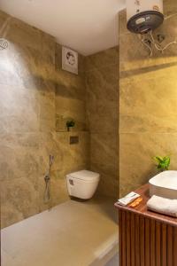 Koupelna v ubytování Host Jatin Lauxry pent house kasauli hill crest 7oI827o7o3 + 19 fotografií