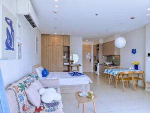 ein Zimmer mit einem Bett, einer Couch und einem Tisch in der Unterkunft The Sóng Apartment 5 Stars Vung Tau - Căn Hộ Du Lịch Biển Vũng Tàu - MINH TOẢN's Homestay in Vũng Tàu