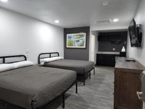 Postel nebo postele na pokoji v ubytování Rodeway Inn