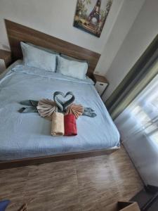 una cama con dos corazones prendidos a ella en Calypso Condo Naiharn, en Phuket