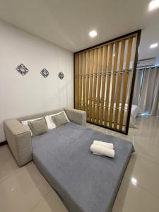 a room with a bed and a couch and a window at Apartamento Monoambiente en Encarnación con Parking in Encarnación +32 photos