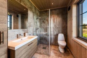 Koupelna v ubytování New Cabin With Views Of Tisleiefjorden + 11 fotografií