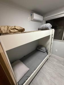 BC Apartamento alto padrão de 2 quartos com Garagem في باليريو كامبوريو: سرير بطابقين أبيض مع وسادتين عليه +23 صورة