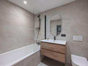 Ένα μπάνιο στο Appartement rénové 2 chambres, proche pistes, parking inclus - FR-1-566-85