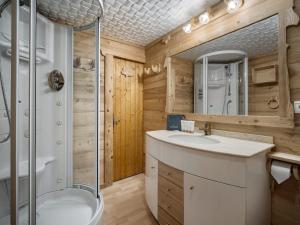 Koupelna v ubytování Chalet authentique à Courchevel 1850 avec terrasse et parking - FR-1-564-164