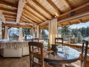 Balkón nebo terasa v ubytování Chalet authentique à Courchevel 1850 avec terrasse et parking - FR-1-564-164 + 4 fotografie