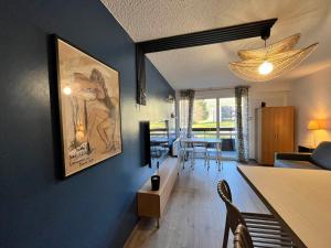 Ένα ή περισσότερα κρεβάτια σε δωμάτιο στο Studio cabine chaleureux 4 pers, balcon, proche pistes, parking - FR-1-737-103