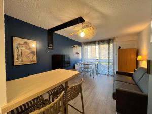 Μια τηλεόραση ή/και κέντρο ψυχαγωγίας στο Studio cabine chaleureux 4 pers, balcon, proche pistes, parking - FR-1-737-103 +7 φωτογραφίες