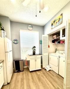 Køkken eller tekøkken på Island Palms - welcome winter texans and Everyone