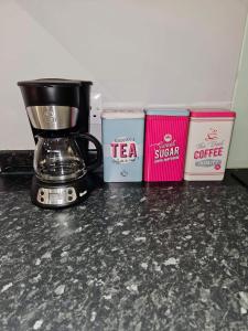 Příslušenství pro přípravu čaje a kávy v ubytování Cosy City Apartment in London - 5 Mins to Heathrow