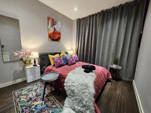 Postel nebo postele na pokoji v ubytování Cosy City Apartment in London - 5 Mins to Heathrow