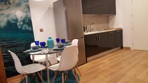 A kitchen or kitchenette at Apartamentos Art Suite Santander
