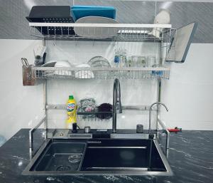 Kuchyň nebo kuchyňský kout v ubytování Warm & Welcoming 2BR Apartment Relax Feel at Home