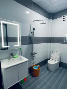 Koupelna v ubytování Warm & Welcoming 2BR Apartment Relax Feel at Home