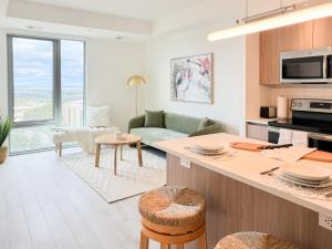 une cuisine et un salon avec un canapé et une table dans l'établissement The Stay 2 - Tysons Corner, à McLean