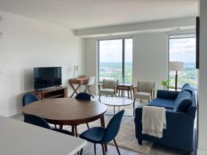 un salon avec un canapé, une table et des chaises dans l'établissement The Stay 2 - Tysons Corner, à McLean