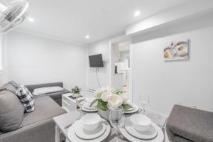 Posezení v ubytování Cozy and Modern 2br guesthouse