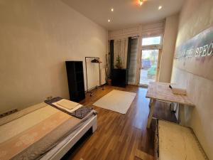 Giường trong phòng chung tại Artistic Berlin Apartment