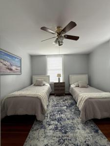 Ένα ή περισσότερα κρεβάτια σε δωμάτιο στο Bright 2BR by the Beach & Near Historic Salem