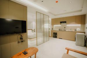 TV a/nebo společenská místnost v ubytování Alite Enclaves Fully furnished apartments