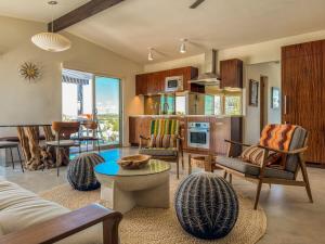 Kuchyň nebo kuchyňský kout v ubytování Saltwater Pool 10 Acres Spa Views JT Improper