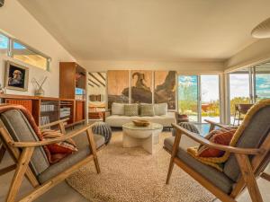 Posezení v ubytování Saltwater Pool 10 Acres Spa Views JT Improper